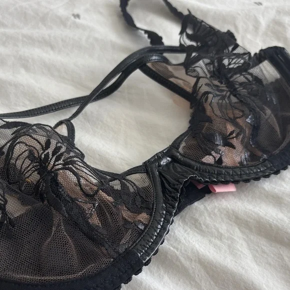 Agent Provocateur Black Floral Lace Bra 36B Scallop Strap Leather Look Detail - Picture 5 of 7